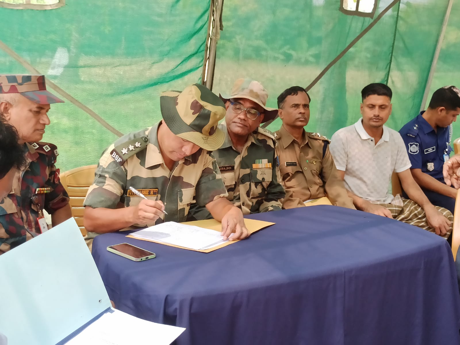 সীমান্তে দীপক কুমারের পরিবার ও সংশ্লিষ্ট কর্মকর্তারা