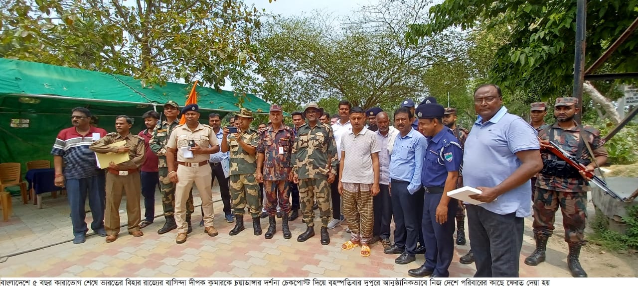 দীপক কুমারকে পরিবারের কাছে ফিরিয়ে দেওয়ার দৃশ্য